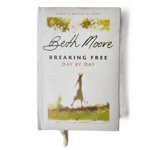 Breaking Free Day by Day: A Year of Walking in Liberty by Beth Moore NEW